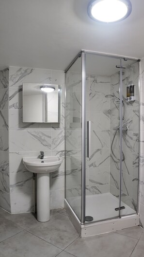 Shower, hair dryer, towels, toilet paper - Spacious 2 Bed Apart with Patio in Camden WR201 (London)