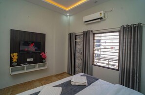 Deluxe Room, 1 Double Bed, Hill View, Mountainside | Free WiFi - Luxury Heaven By Harihar Group (Rishikesh)