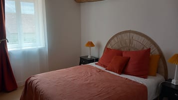 3 bedrooms, desk, iron/ironing board, travel cot