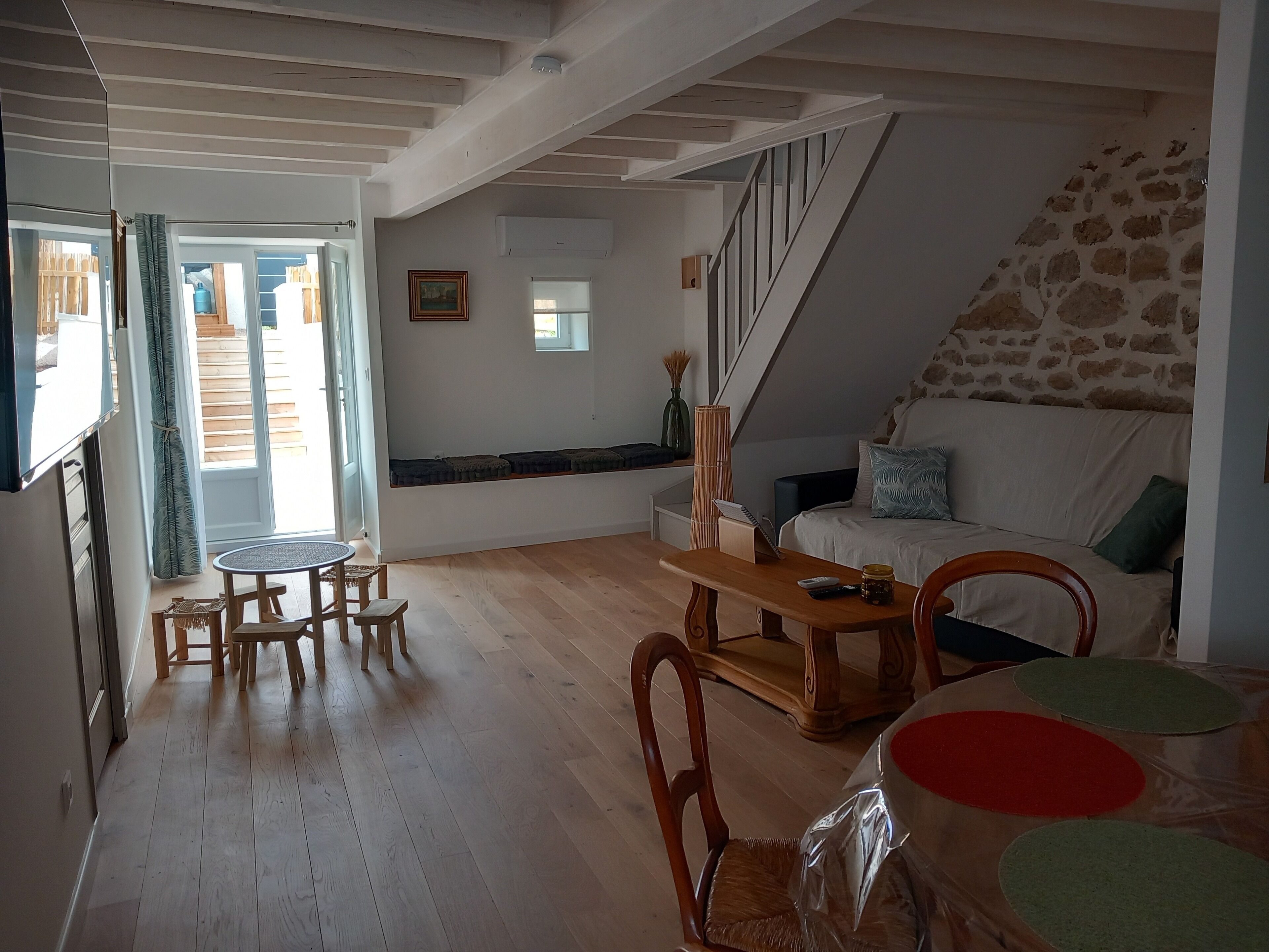 Smart TV, books, stereo