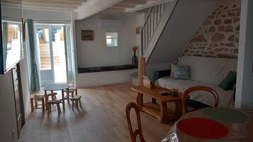 Smart TV, books, stereo