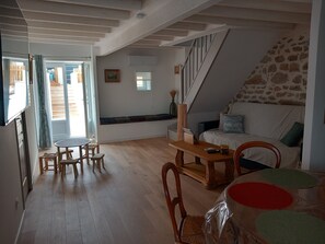 Smart-tv, boeken en een stereo