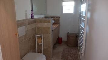 Dusch, hårtork, handdukar och tvål