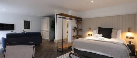 1 dormitorio, escritorio, tabla de planchar con plancha y wifi