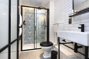 Dusche, umweltfreundliche Kosmetikartikel, Haartrockner, Handtücher