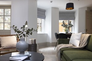 TV, offices - Stylish 1-bed near Princes St w/Courtyard (Edinburgh)