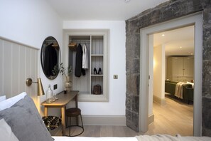 1 bedroom, iron/ironing board, WiFi, bed sheets - Stylish 1-bed near Princes St w/Courtyard (Edinburgh)