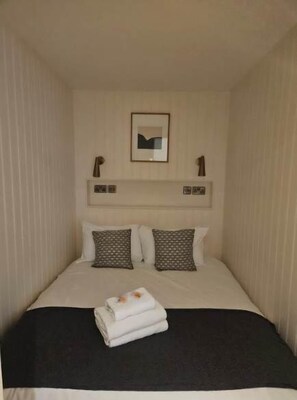 1 bedroom, iron/ironing board, WiFi, bed sheets - Stylish 1-bed near Princes St w/Courtyard (Edinburgh)