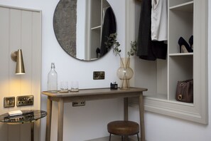 Interior - Stylish 1-bed near Princes St w/Courtyard (Edinburgh)