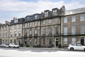 Exterior - Stylish 1-bed near Princes St w/Courtyard (Edinburgh)