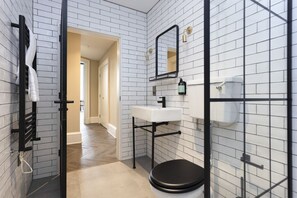 Shower, hair dryer, towels, shampoo - Contemporary 1-bed near Edinburgh Castle (Edinburgh)