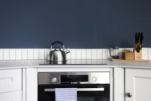 Fridge, oven, stovetop, dishwasher - Contemporary 1-bed near Edinburgh Castle (Edinburgh)