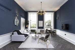 TV, offices - Contemporary 1-bed near Edinburgh Castle (Edinburgh)