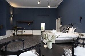 1 bedroom, desk, WiFi, bed sheets - Contemporary 1-bed near Edinburgh Castle (Edinburgh)