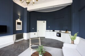 TV, offices - Contemporary 1-bed near Edinburgh Castle (Edinburgh)