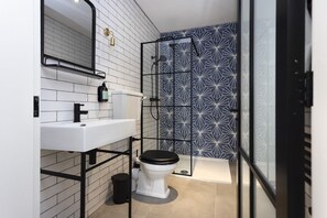 Shower, hair dryer, towels, shampoo