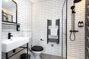 Shower, eco-friendly toiletries, hair dryer, towels - Superior 1st Floor Studio w/City Views (Edinburgh)