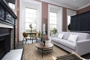 TV, fireplace, offices - Superior 1st Floor Studio w/City Views (Edinburgh)