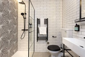 Dusche, umweltfreundliche Kosmetikartikel, Haartrockner, Handtücher