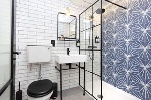 Dusche, umweltfreundliche Kosmetikartikel, Haartrockner, Handtücher