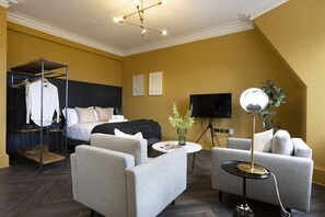 1 habitación, escritorio, tabla de planchar con plancha y wifi