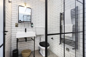Dusche, umweltfreundliche Kosmetikartikel, Haartrockner, Handtücher