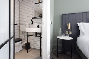 Dusche, umweltfreundliche Kosmetikartikel, Haartrockner, Handtücher