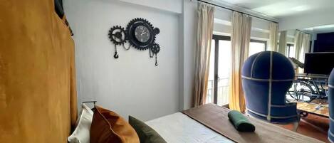 1 slaapkamer, een strijkplank/strijkijzer, reisbedje, internet