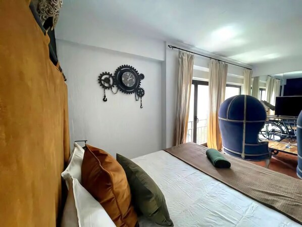 1 slaapkamer, een strijkplank/strijkijzer, reisbedje, internet