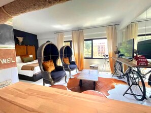 1 slaapkamer, een strijkplank/strijkijzer, reisbedje, internet