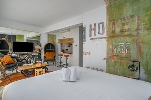 1 quarto, ferros/tábuas de passar roupa, berço de viagem