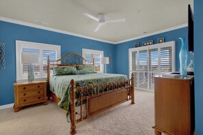 4 bedrooms, iron/ironing board, WiFi