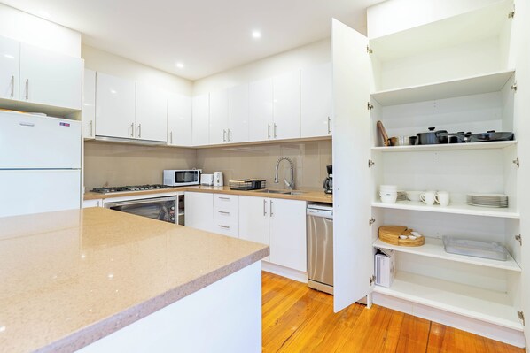 Private kitchen - Stylish, modern and secure family home! (Heidelberg West)