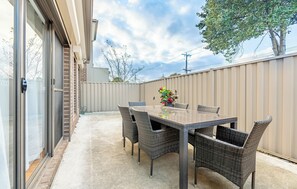 Outdoor dining - Stylish, modern and secure family home! (Heidelberg West)