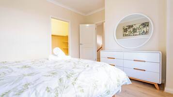 3 slaapkamers, een strijkplank/strijkijzer, wifi, beddengoed