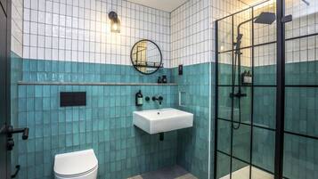 Dusj, hårføner og håndklær