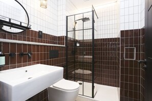 Douche, articles de toilette écologiques, sèche-cheveux