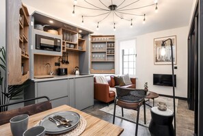 TV, offices - White Coats: Royal Mile 2bed w/City Views (Edinburgh)