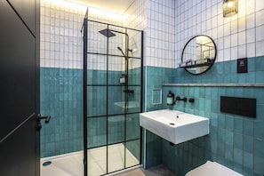 Bruser, miljøvenlige toiletartikler, hårtørrer, håndklæder