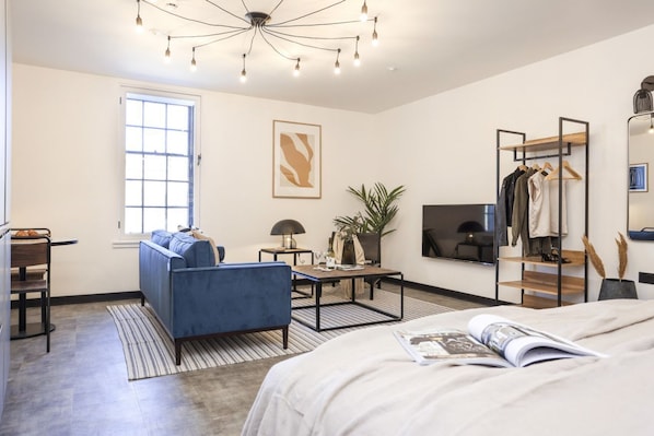 1 bedroom, WiFi, bed sheets - Engineering: Deluxe Studio w/City Views-2nd floor (Edinburgh)