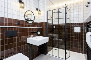 シャワー、ヘアドライヤー、タオル