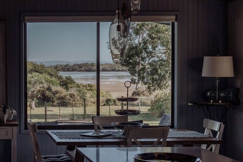 Hot tub and pet friendly!