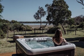 Outdoor spa tub