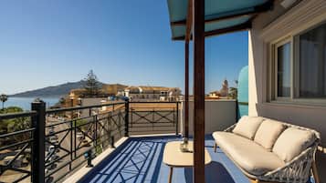 Junior Studio Suite, 1 Queen Bed, Sea View | Terrace/patio
