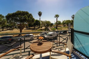 Chambre Confort Double ou avec lits jumeaux, vue partielle sur la mer | Terrasse/Patio
