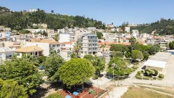 Zona residencial con edificios de varios pisos, un parque infantil y una colina con una iglesia.