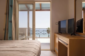 Superior Quadruple Room, 2 Bedrooms, Sea View | Tilam berlapik, peti besi dalam bilik, langsir/tirai gelap terus 