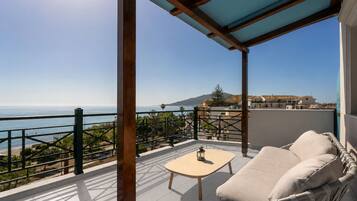 Suíte estúdio júnior, 1 cama Queen, vista para o mar | Terraço/pátio