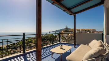 Junior Studio Suite, 1 Queen Bed, Sea View | Terrace/patio