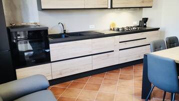 Frigorifero, forno, piano cottura, lavastoviglie